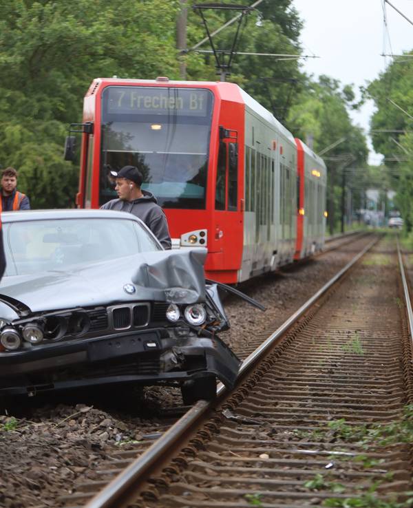 Unfall auf den Gleisen der KVB mit einem Auto.