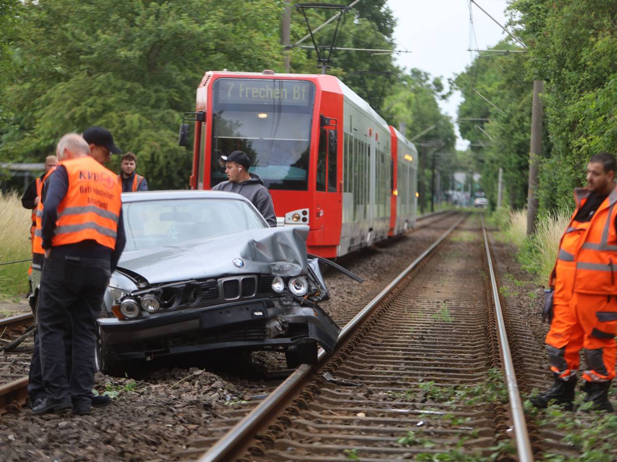 Unfall auf den Gleisen der KVB mit einem Auto.