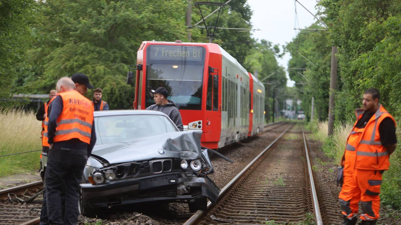 Unfall auf den Gleisen der KVB mit einem Auto.