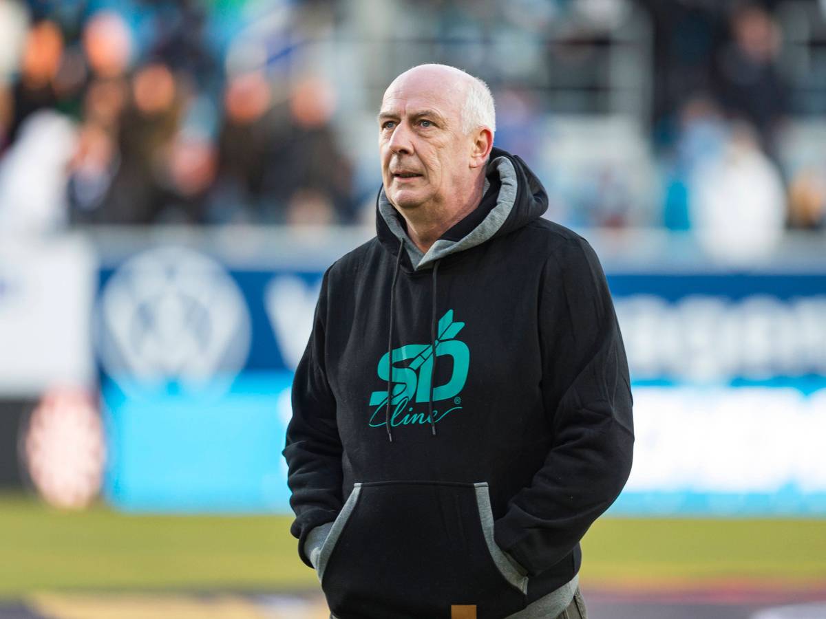 Mario Basler mit schwarzem Hoodie bekleidet bei einem Spiel.
