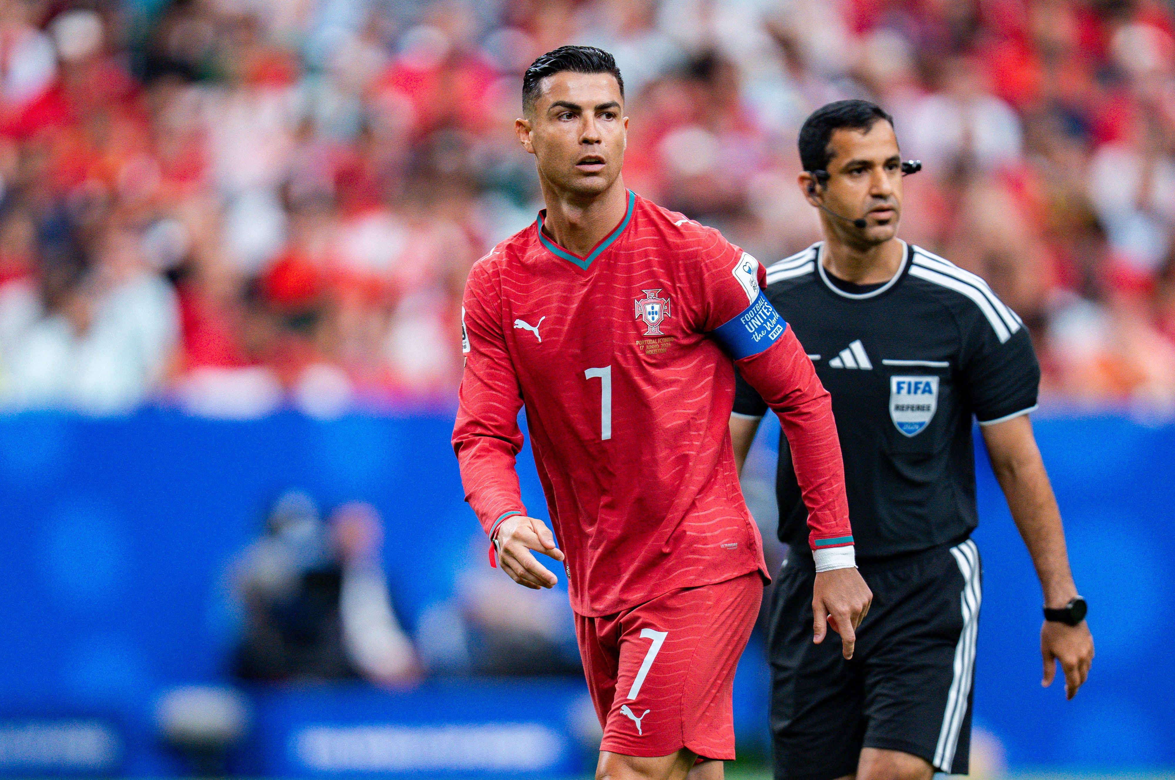 Cristiano Ronaldo vor Schiedsrichter Abdulrahman Al Jassim auf dem Platz.