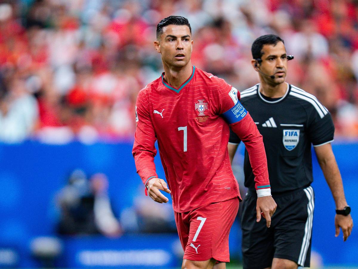 Cristiano Ronaldo vor Schiedsrichter Abdulrahman Al Jassim auf dem Platz.