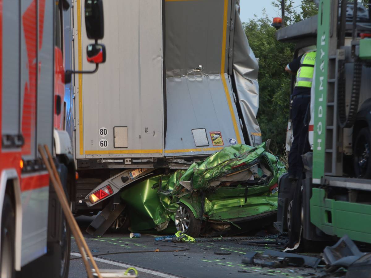 Ein zerquetschtes Auto steckt unter einem Sattelzug.
