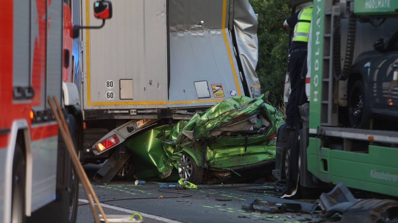Ein zerquetschtes Auto steckt unter einem Sattelzug.