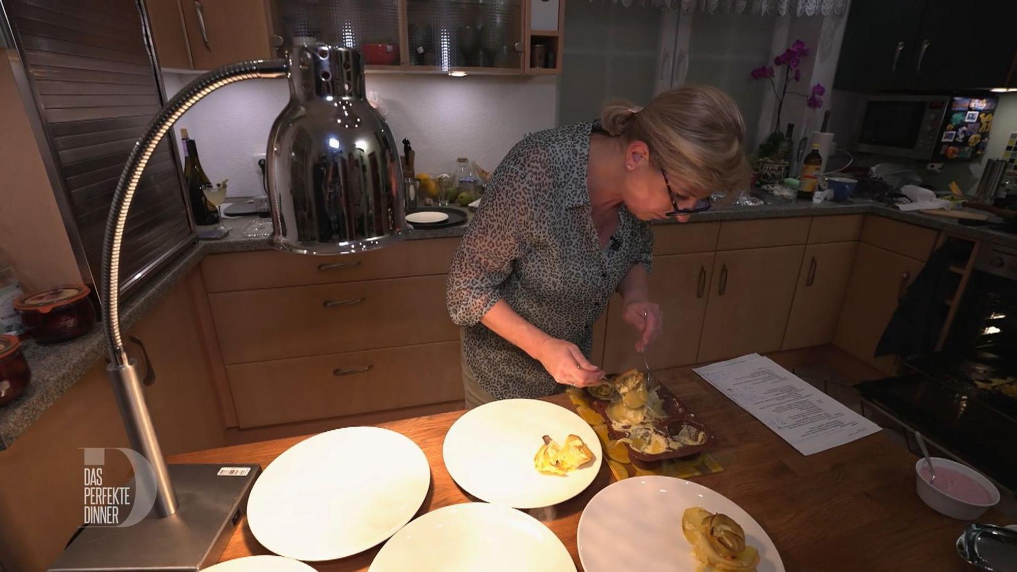 Das Gratin möchte nicht so, wie Ute sich das vorgestellt hat. Die Gäste finden es jedoch gar nicht so schlimm.
(Bild: RTL)