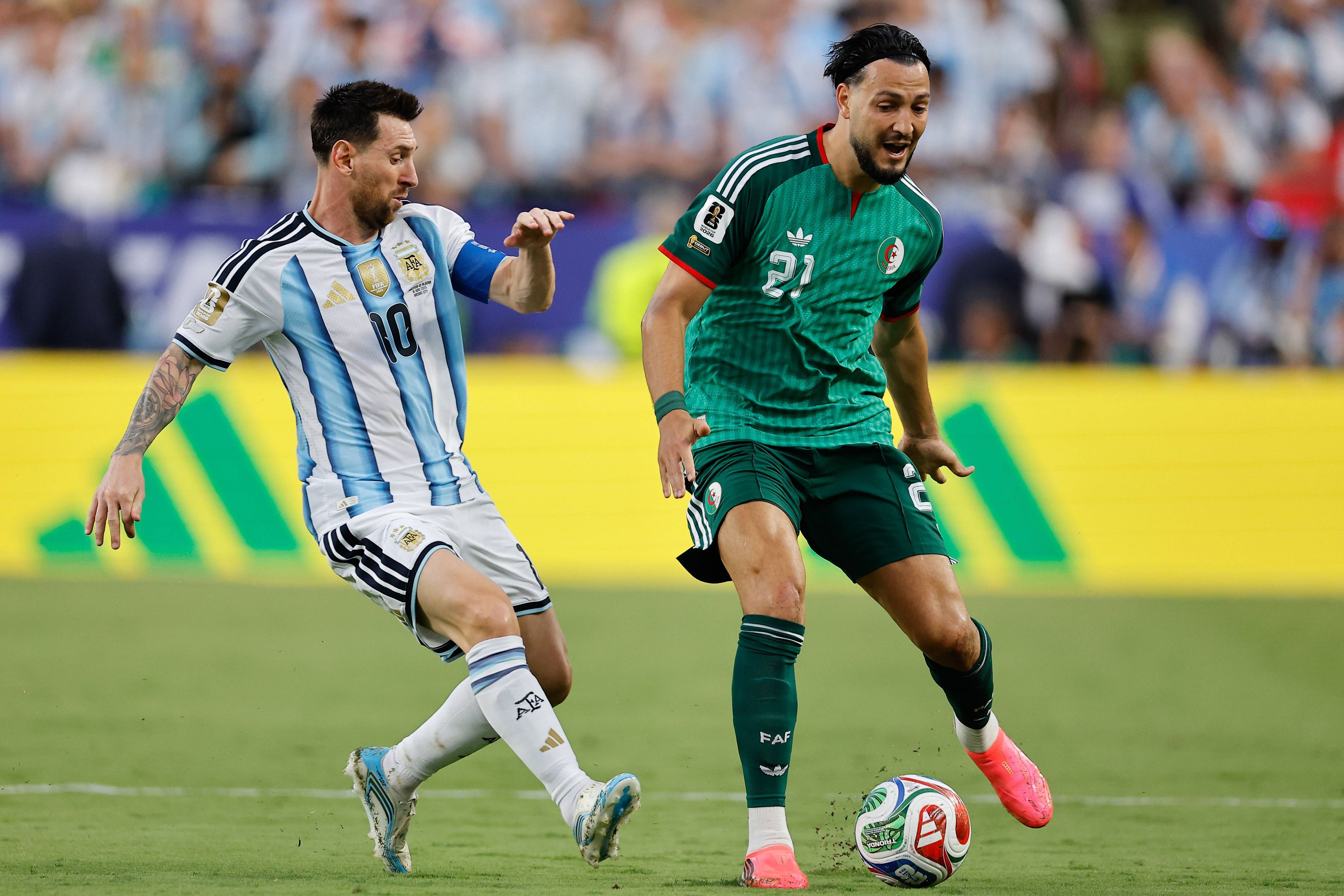 Lionel Messi in einem Duell um den Ball.