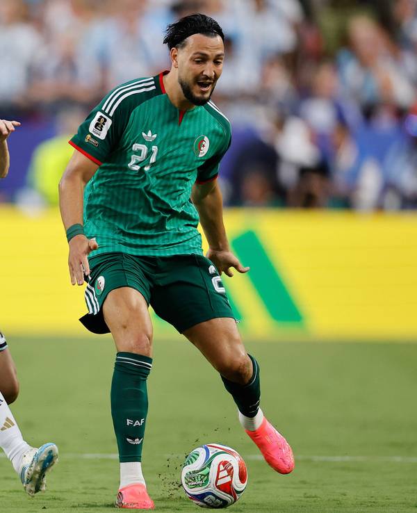 Lionel Messi in einem Duell um den Ball.