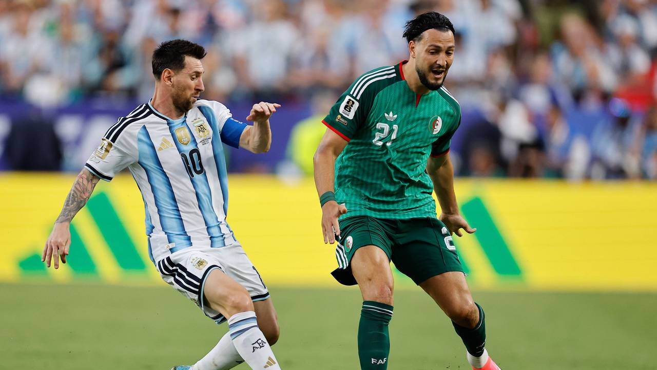 Lionel Messi in einem Duell um den Ball.