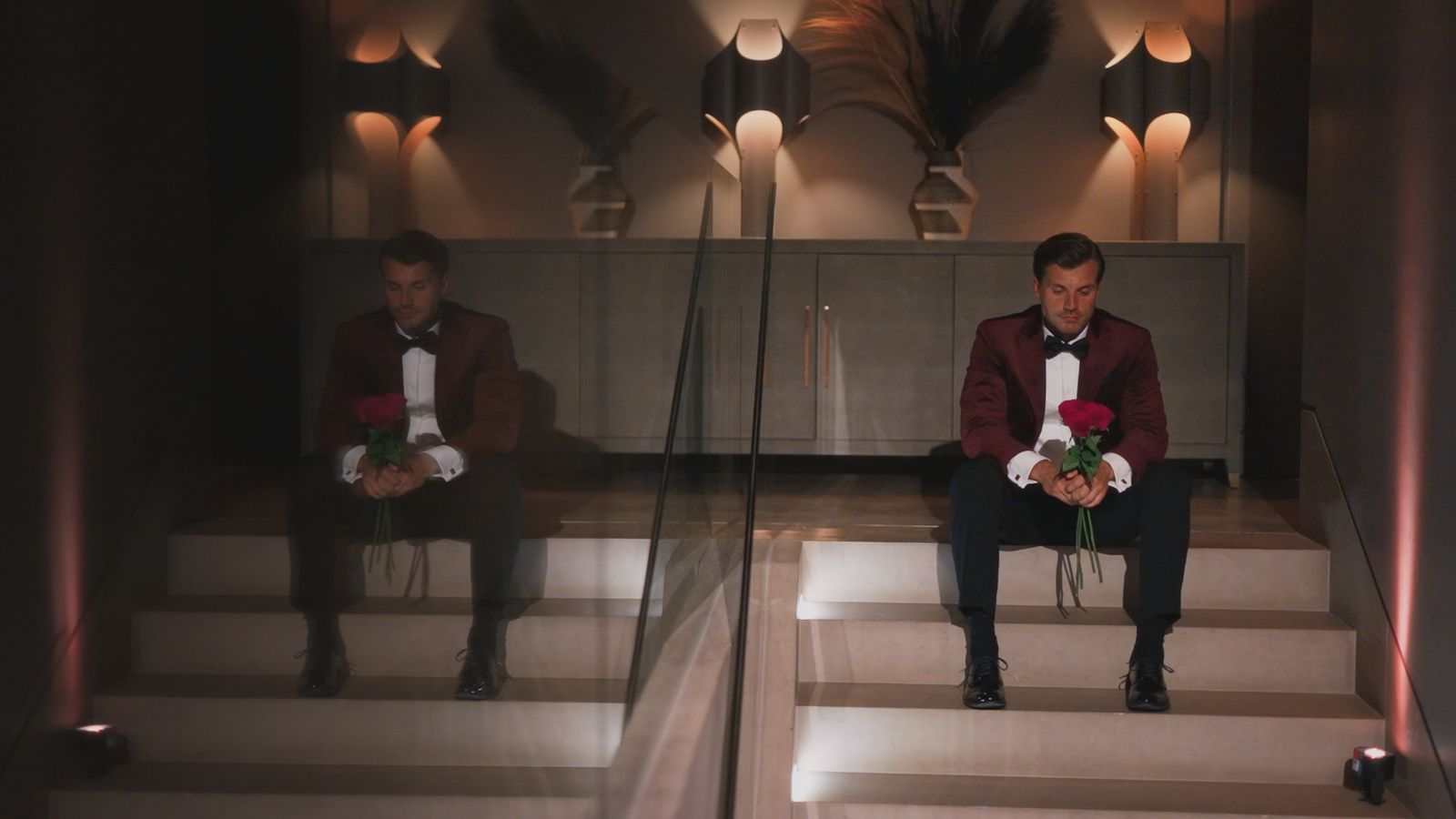 Bachelor Tim steht mit seinem Team alleine da.  (Bild: RTL)