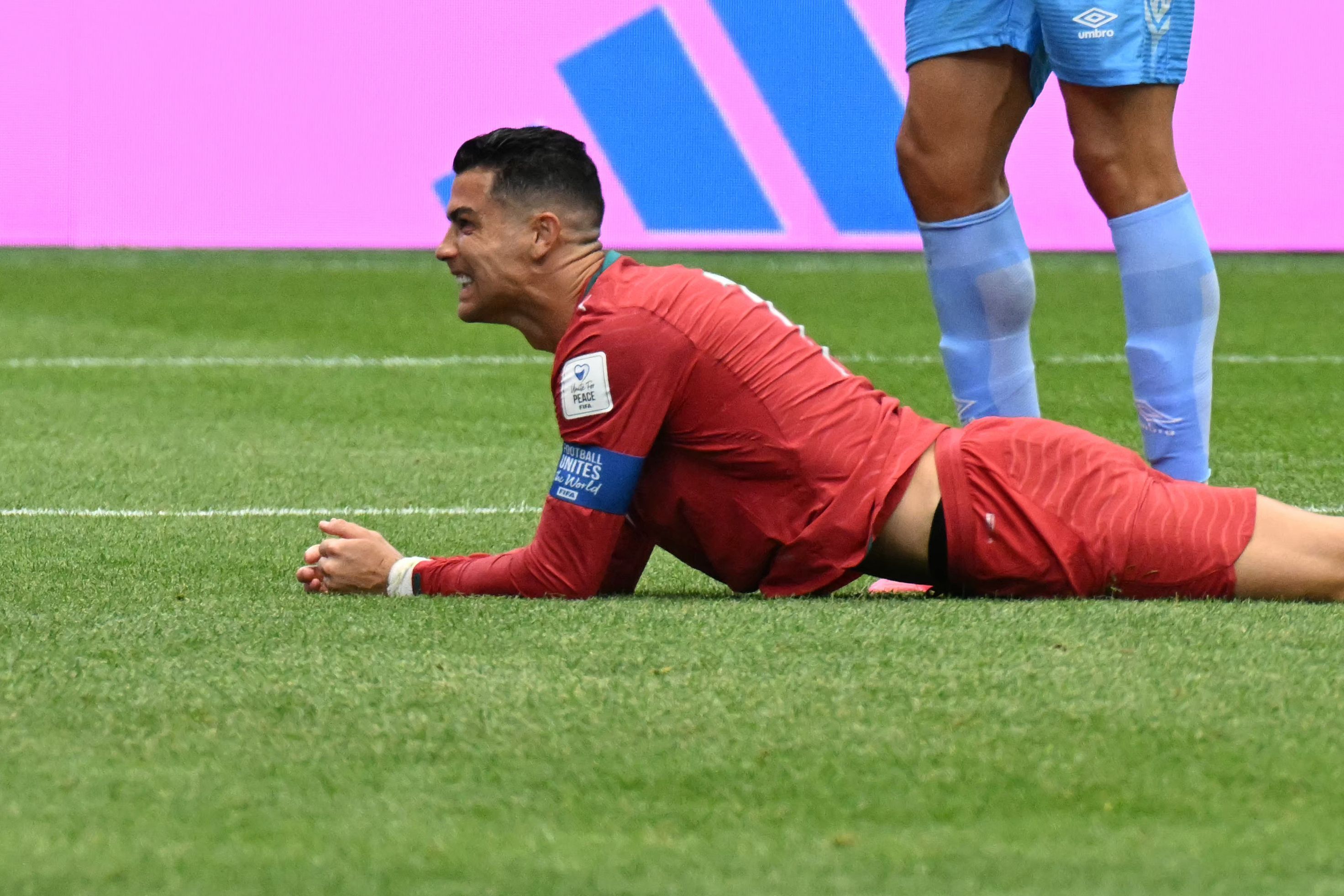 Cristiano Ronaldo liegt mit dem Bauch auf dem Boden.