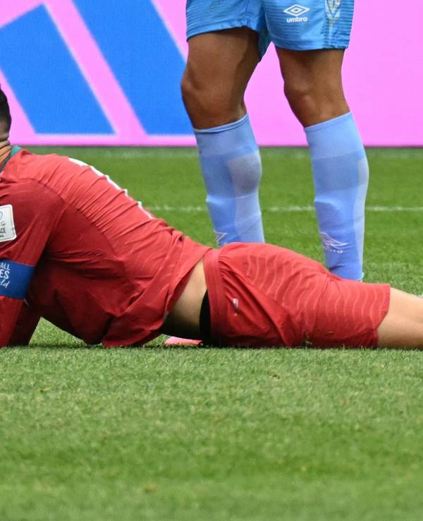 Cristiano Ronaldo liegt mit dem Bauch auf dem Boden.