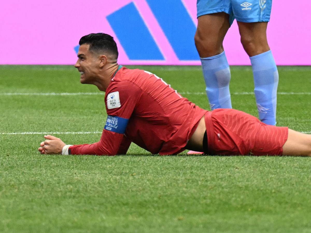Cristiano Ronaldo liegt mit dem Bauch auf dem Boden.