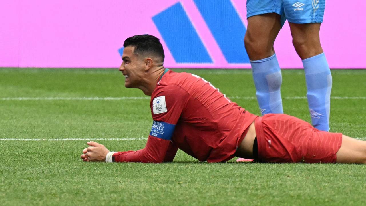Cristiano Ronaldo liegt mit dem Bauch auf dem Boden.