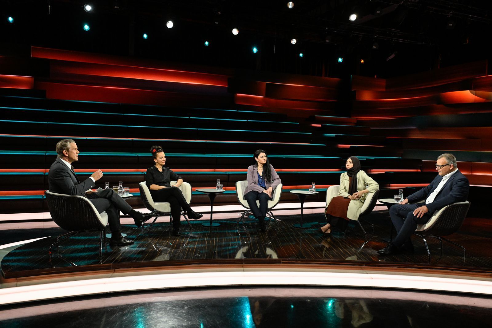 Markus Lanz (links) diskutierte am Dienstagabend mit der Autorin Güner Balci (zweite von links), der Grünen-Politikerin Lamya Kaddor (Mitte), der Publizistin Khola Hübsch (zweite von rechts) und Journalist Sascha Adamek.  (Bild: ZDF / Markus Hertrich)
