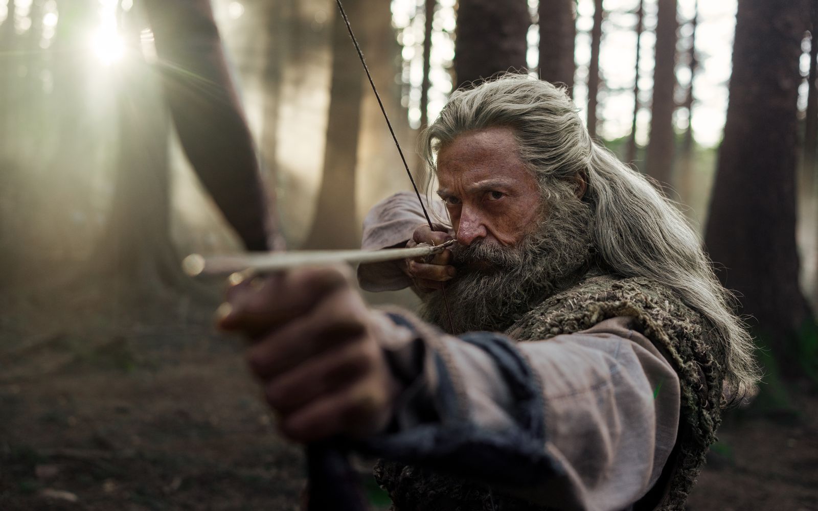 Mit zerrissenen Helden kennt er sich aus: Hugh Jackman spielt die Titelrolle in „The Death of Robin Hood“. (Bild: DORH Holding Co. LLC/A24/Aidan Monaghan/DCM)