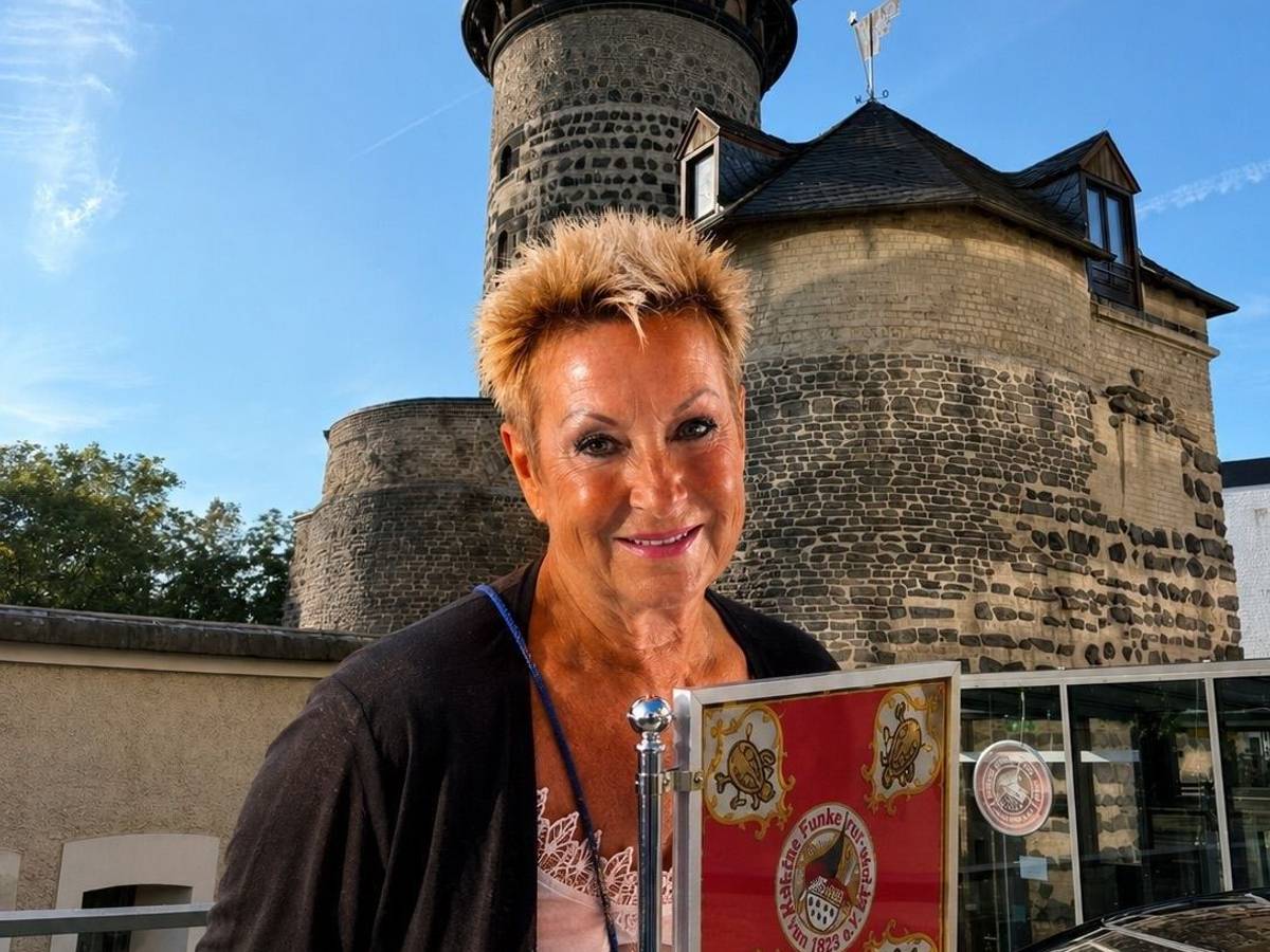 Marita Köllner steht vor der Ülepooz.