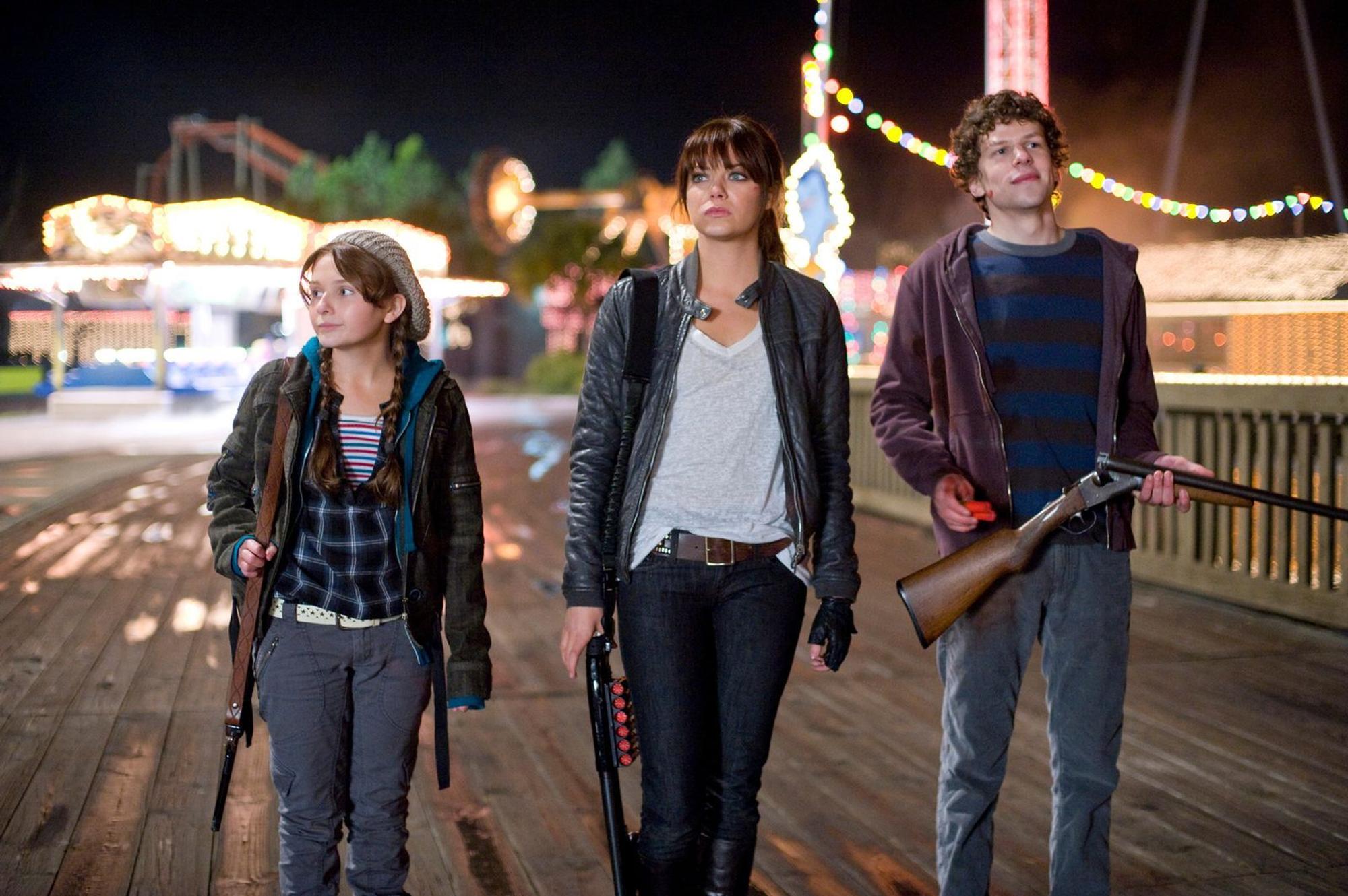 Die Schwestern Wichita (Emma Stone, Mitte) und Little Rock (Abigail Breslin) und Columbus (Jesse Eisenberg) sind gegen die untoten Angreifer gewappnet. (Bild: ZDF/Glen Wilson)