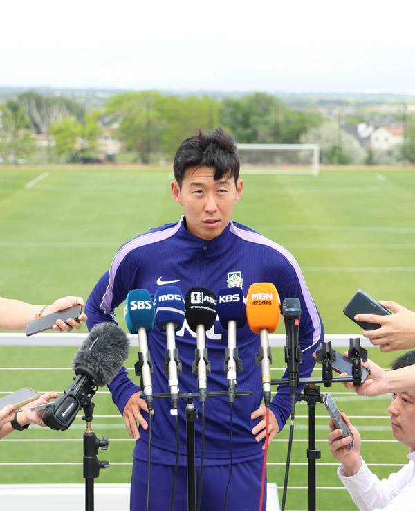 Heung-Min Son bei einer Presserunde.
