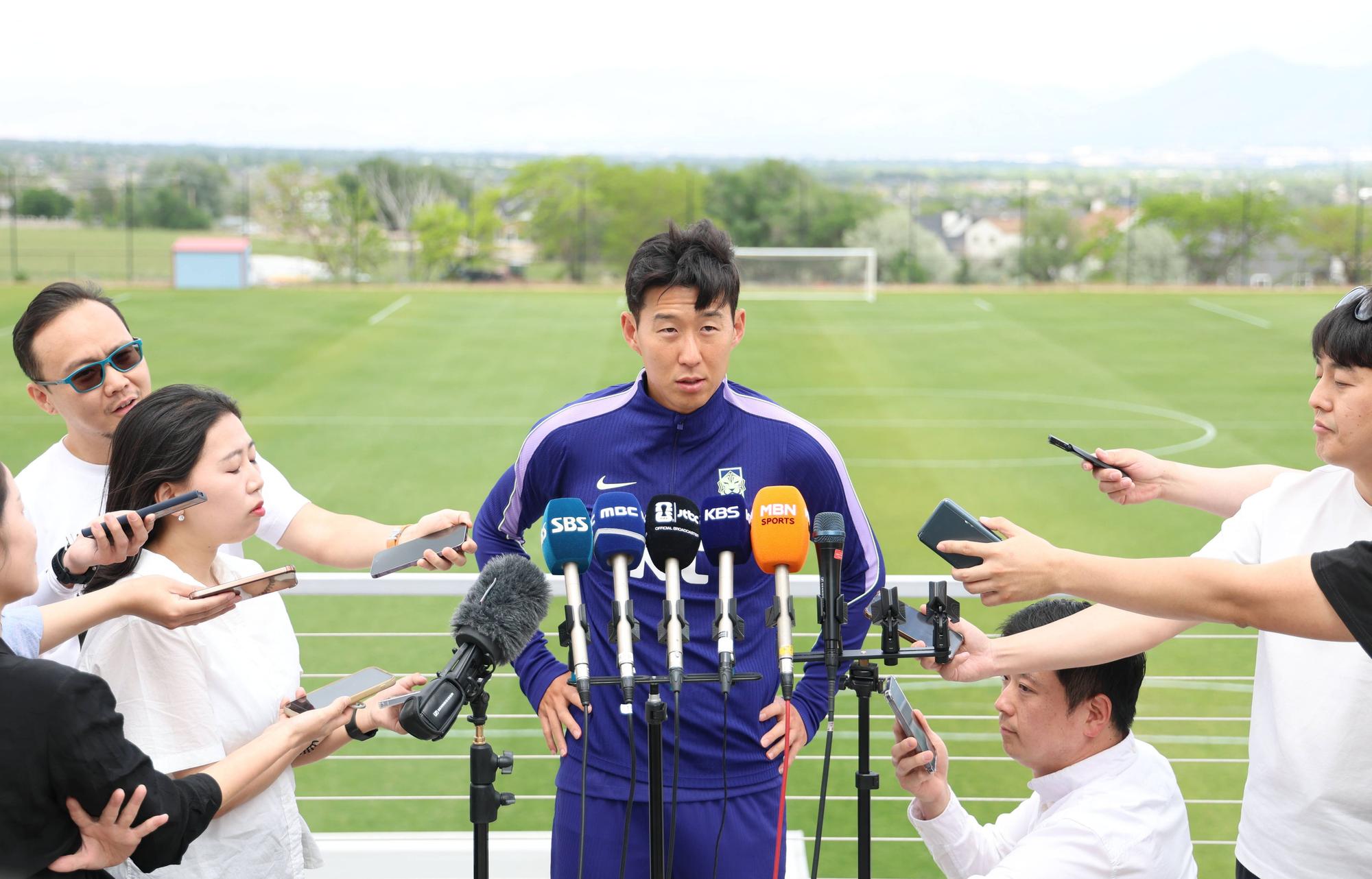 Heung-Min Son bei einer Presserunde.