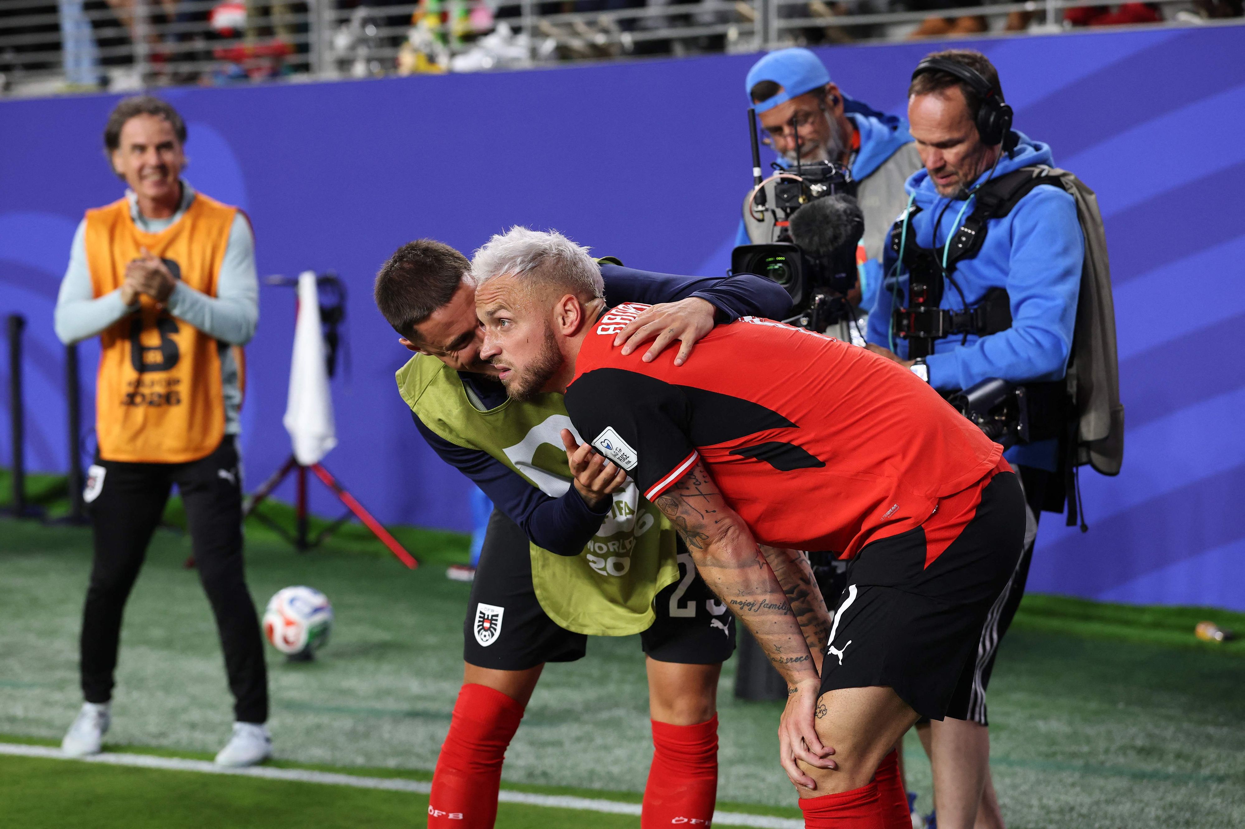 Österreichs Marko Arnautovic blickt von der Seitenlinie auf das Spielfeld