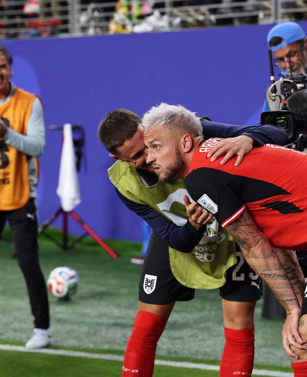 Österreichs Marko Arnautovic blickt von der Seitenlinie auf das Spielfeld