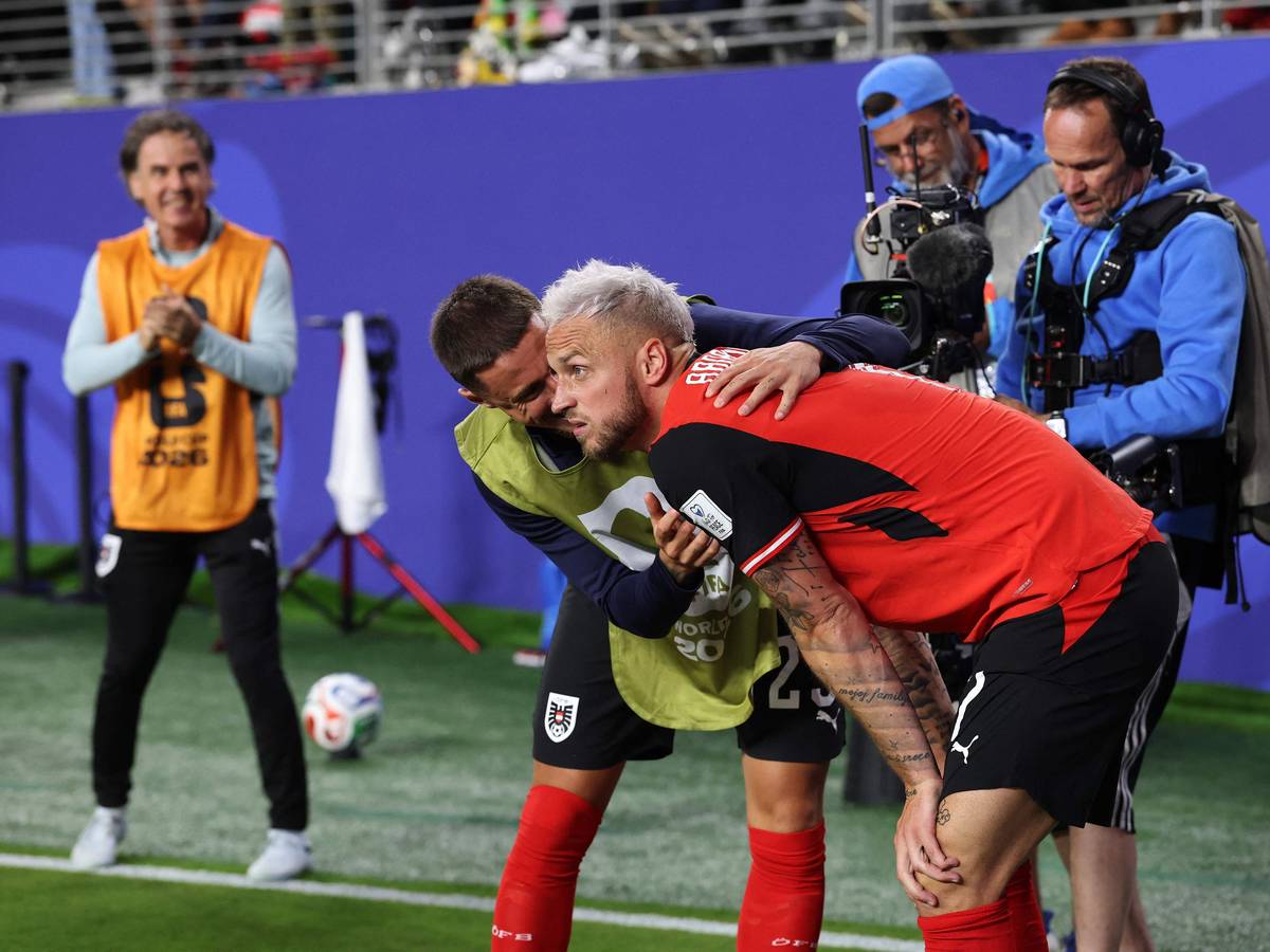 Österreichs Marko Arnautovic blickt von der Seitenlinie auf das Spielfeld