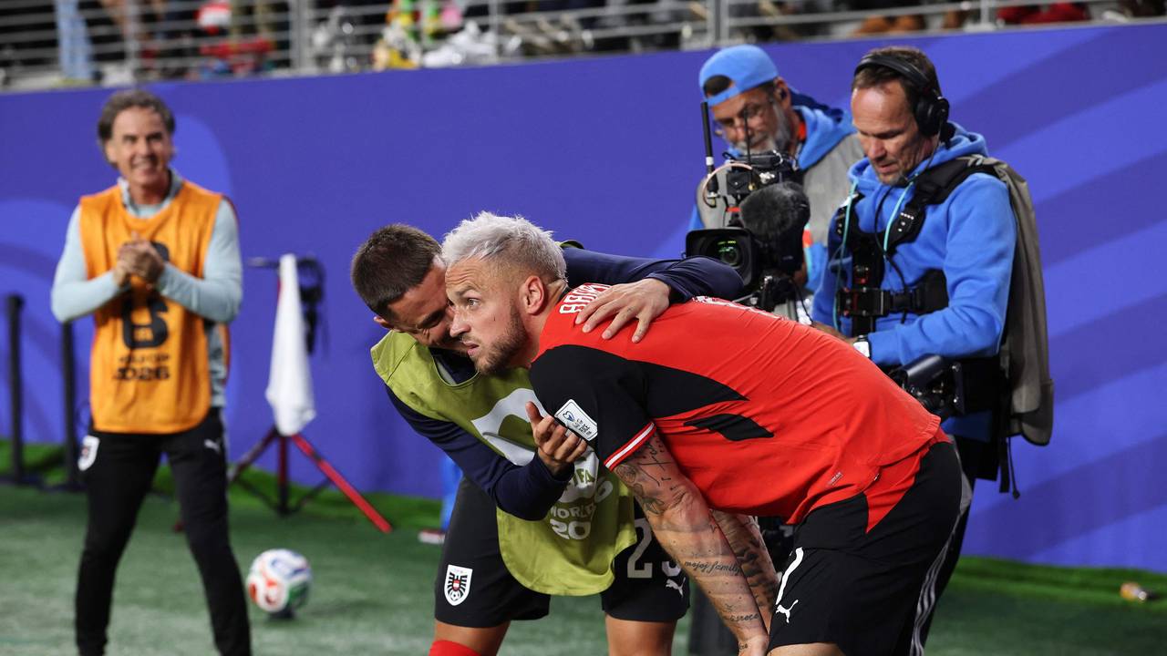 Österreichs Marko Arnautovic blickt von der Seitenlinie auf das Spielfeld