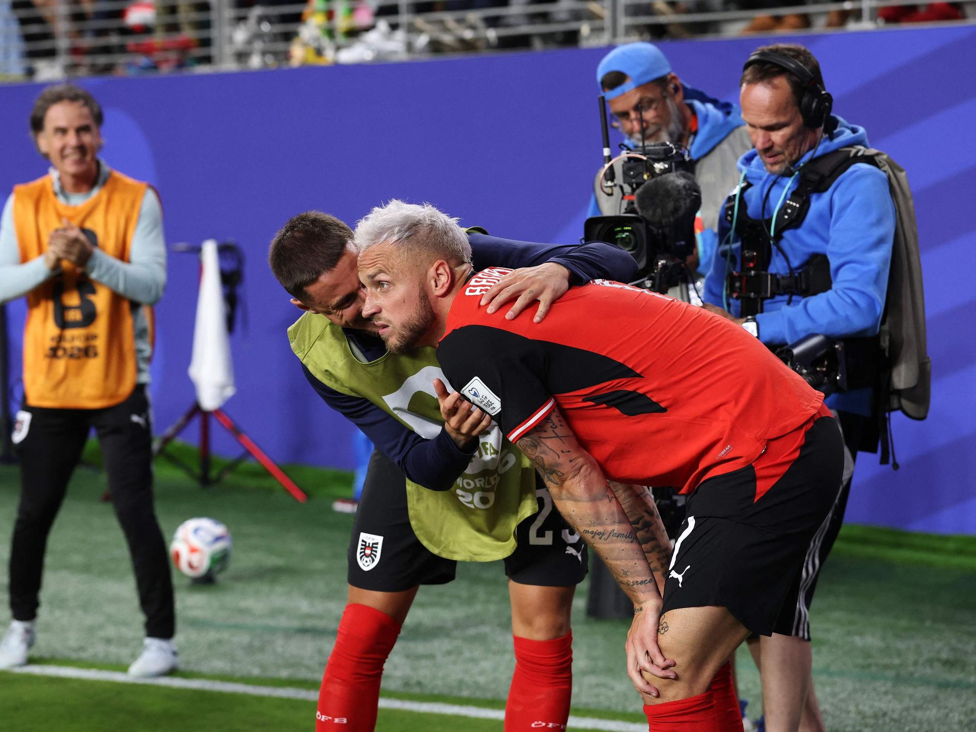 Österreichs Marko Arnautovic blickt von der Seitenlinie auf das Spielfeld