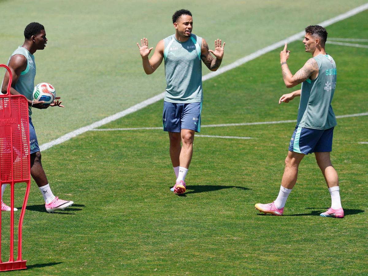 Die Schweizer Breel Embolo, Noah Okafor und Granit Xhaka trainieren gemeinsam bei der WM.