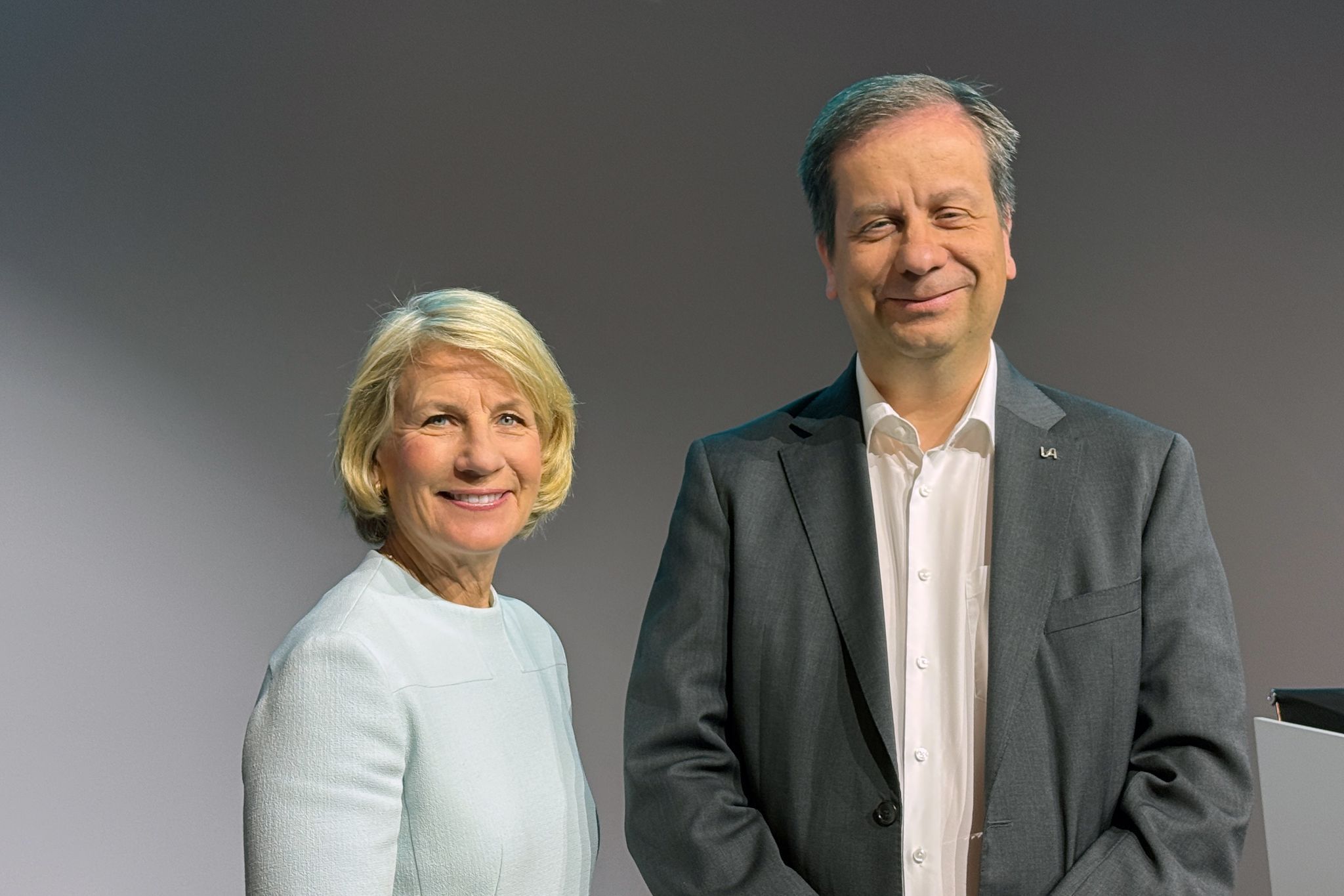 Ein Mann und eine Frau stehen nebeneinander für die Kamera.