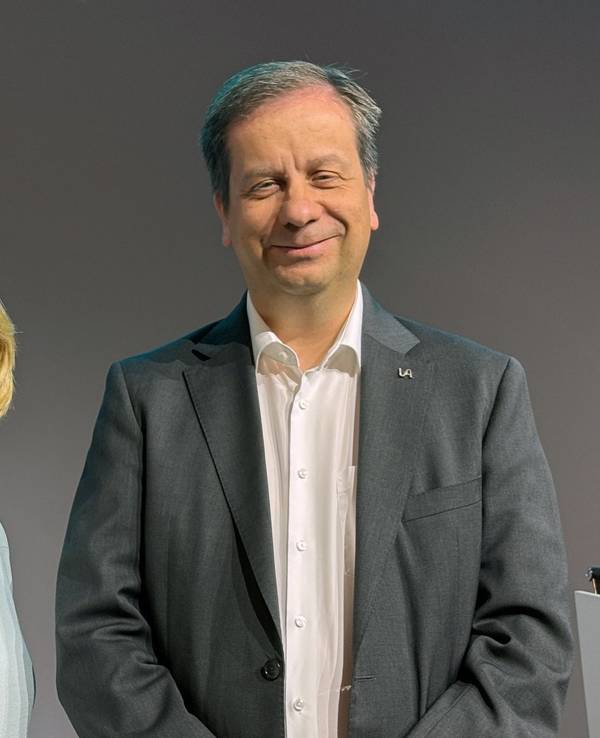 Ein Mann und eine Frau stehen nebeneinander für die Kamera.