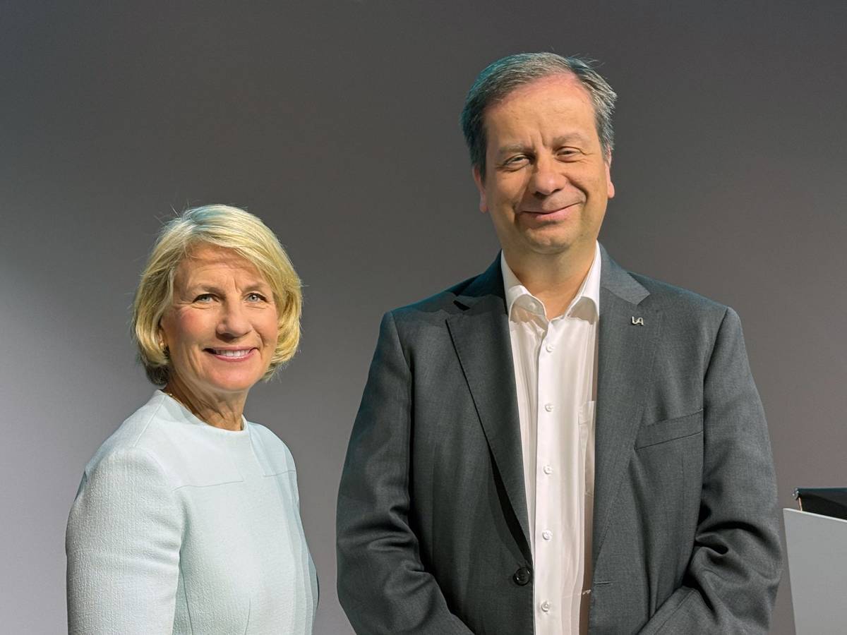 Ein Mann und eine Frau stehen nebeneinander für die Kamera.