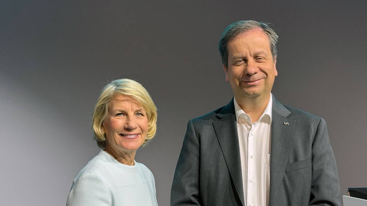 Ein Mann und eine Frau stehen nebeneinander für die Kamera.