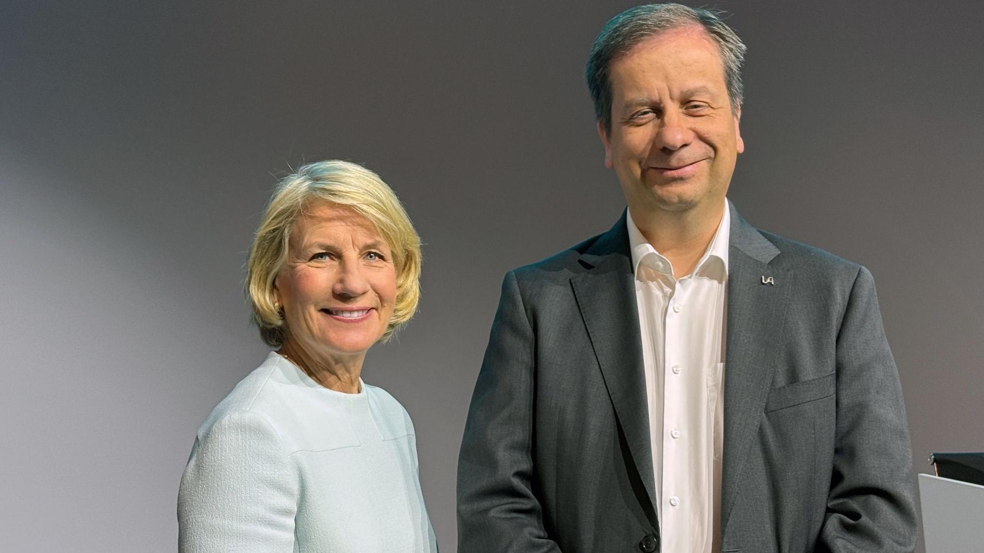 Ein Mann und eine Frau stehen nebeneinander für die Kamera.