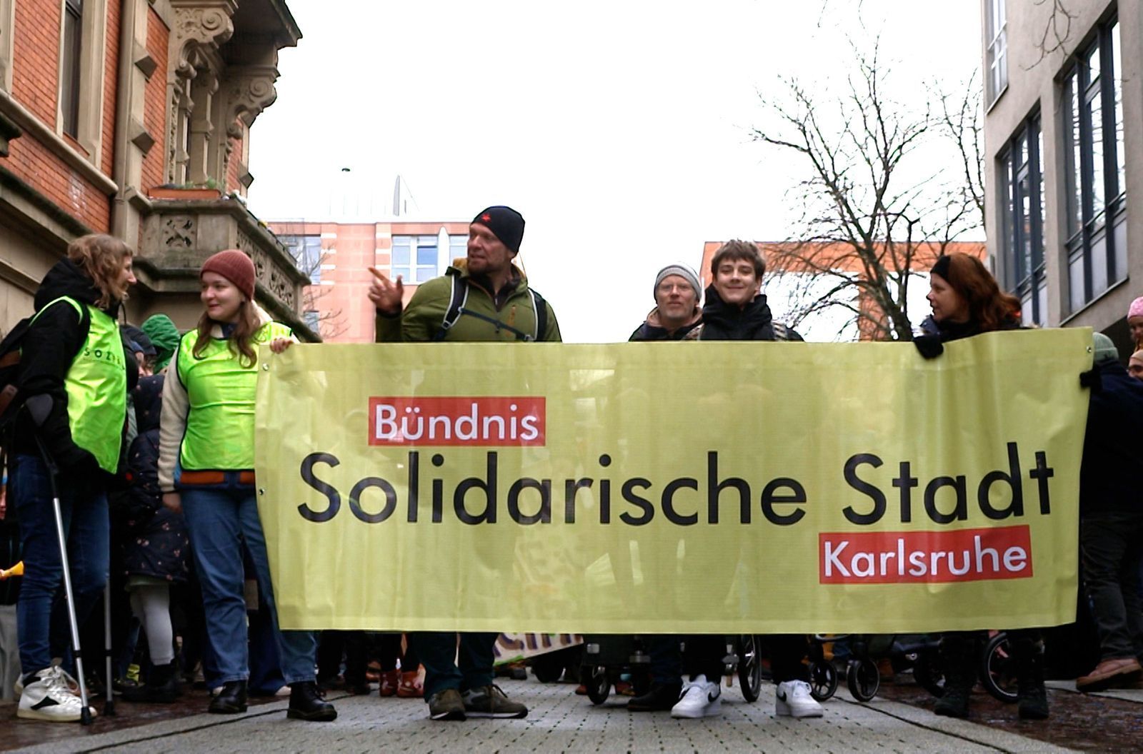 In Karlsruhe demonstrieren Bürgerinnen und Bürger gegen die Sparpläne im sozialen und kulturellen Bereich. (Bild: SWR)