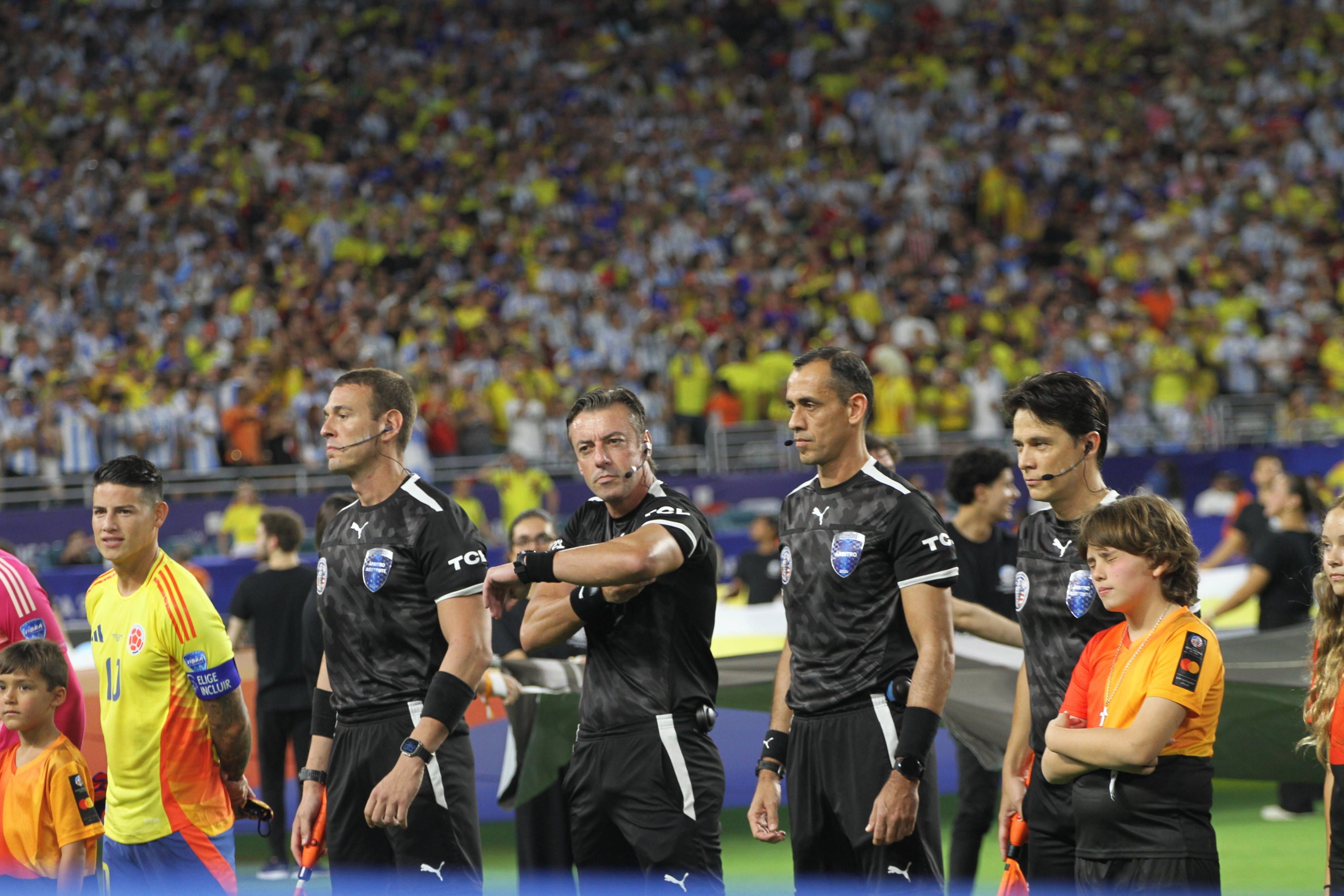 Schiedsrichter Juan Gabriel Benitez mit seinem Team vor einem Copa-America-Spiel.