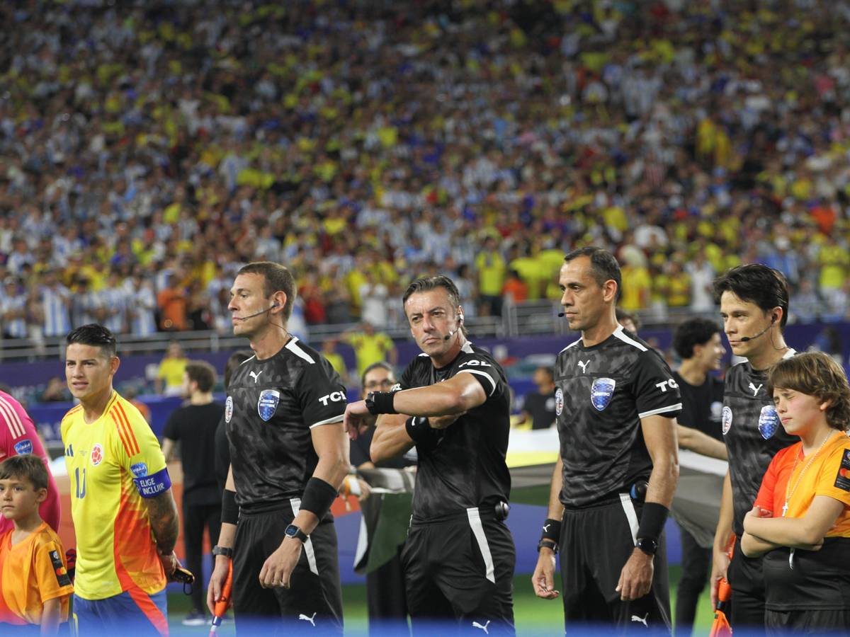 Schiedsrichter Juan Gabriel Benitez mit seinem Team vor einem Copa-America-Spiel.
