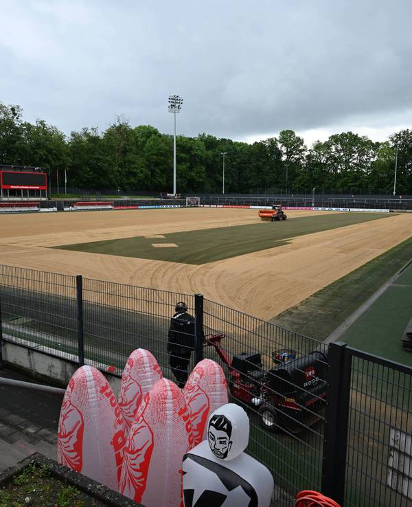 Neuer Rasen im Franz-Kremer-Stadion in Köln