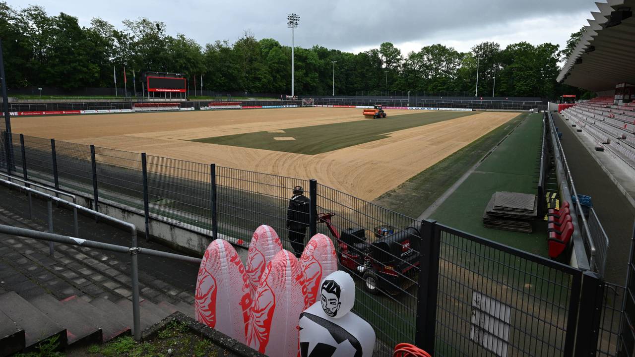 Neuer Rasen im Franz-Kremer-Stadion in Köln