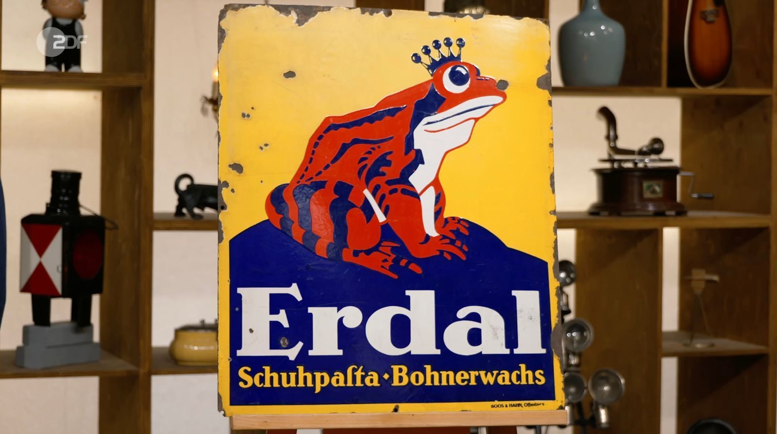 Experte Kümmel ordnete das Emailleschild der Mainzer Firma Werner & Mertz zu, die die Schuhcreme-Marke Erdal bereits 1901 eingeführt hatte.  (Bild: ZDF)