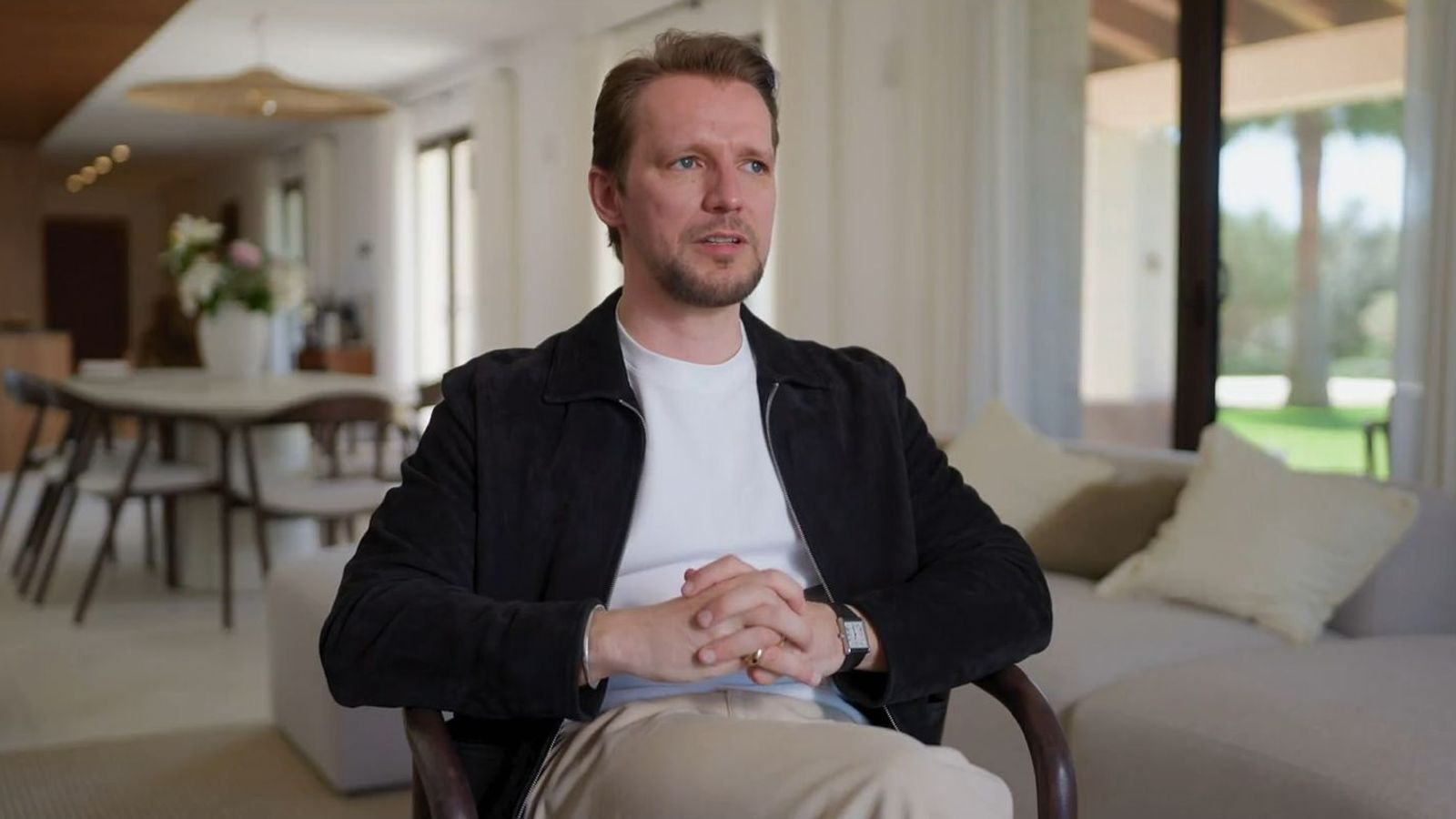 Nikolaus Thomale will Luxus-Ferienhäuser für mehr Menschen zugänglich machen. (Bild: WDR / Screenshot ARD Mediathek)
