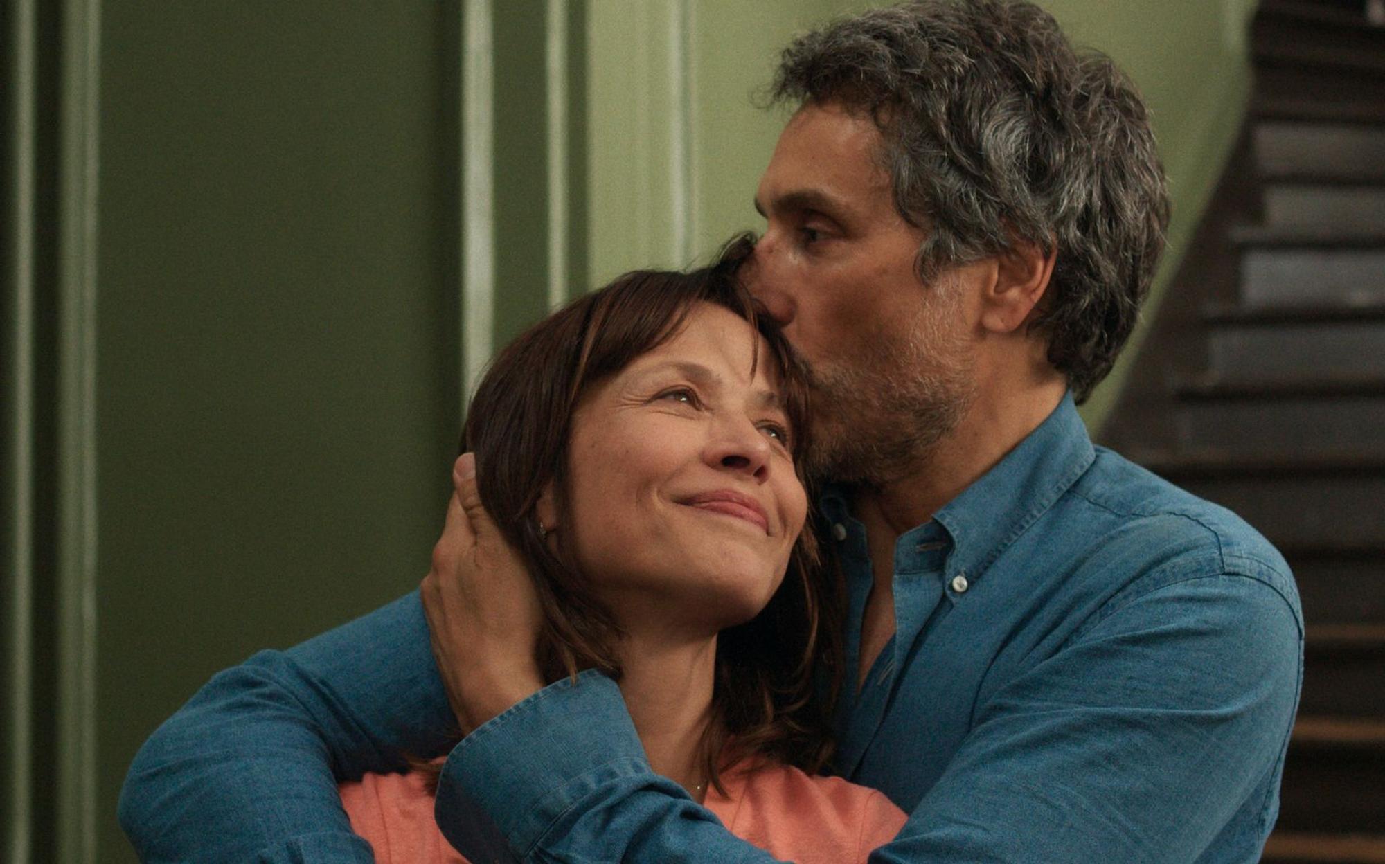 Anne (Sophie Marceau, mit Vincent Elbaz) hat in „LOL 2.0“ weniger Zeit für die Liebe als gedacht. Aber doch ein bisschen Zeit ... (Bild: Curiosa Films - Love is in the Air/Apollo Films Distribution/France 2 Cinéma/Wild Bunch Germany)