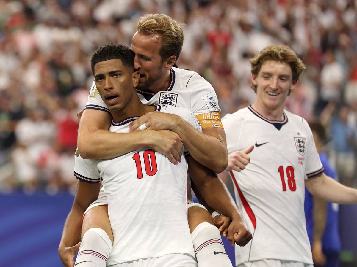 Harry Kane und Jude Bellingham jubeln gemeinsam.