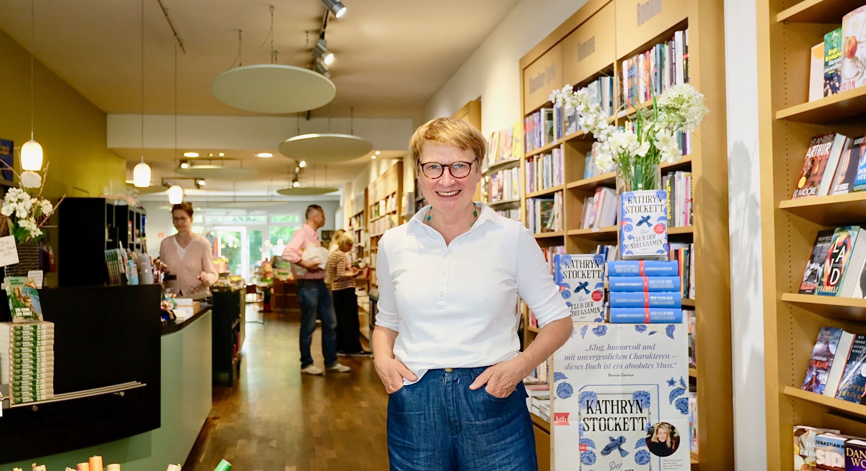 Gabriele Klinski steht in ihrer Buchhandlung.