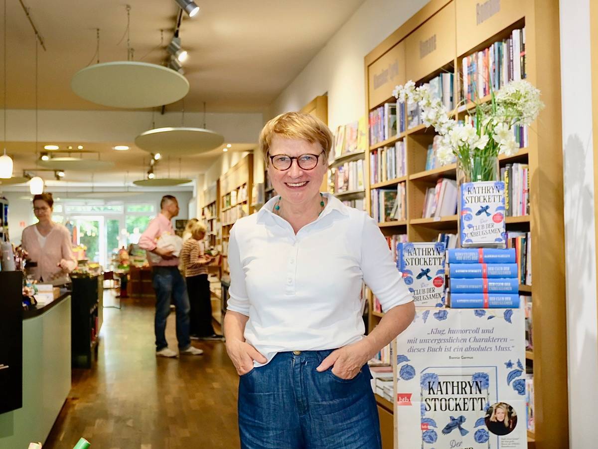 Gabriele Klinski steht in ihrer Buchhandlung.