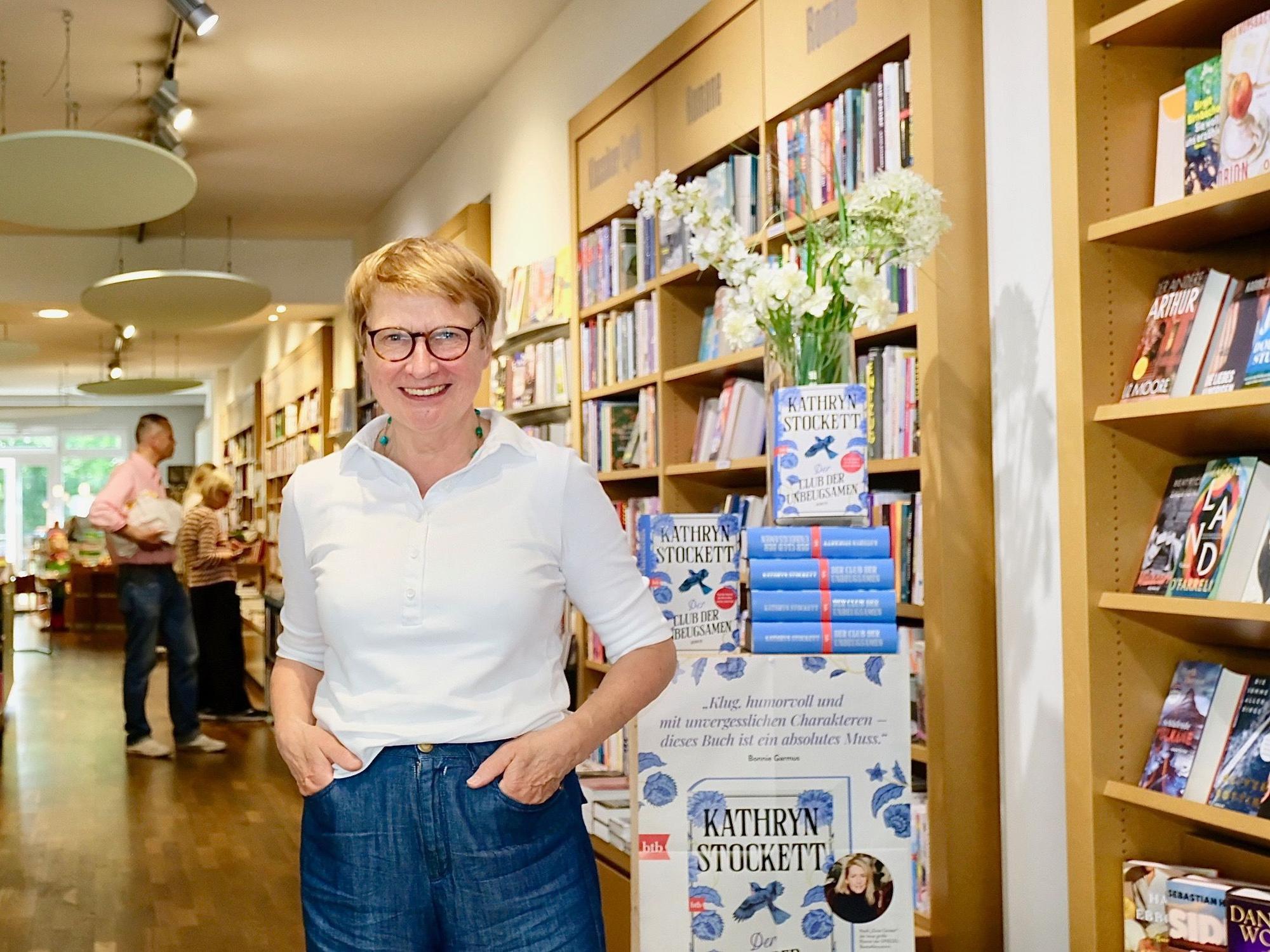 Gabriele Klinski steht in ihrer Buchhandlung.
