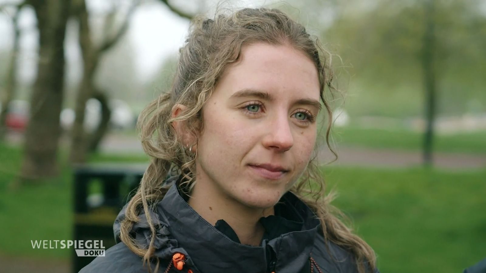 Ceira Casey-Seargent hat sich einem Protestmarsch angeschlossen, dessen Teilnehmerinnen und Teilnehmer zu Fuß von London bis vor das EU-Parlament in Brüssel ziehen. Ihre Botschaft: „Rejoin! - Wiedereintritt!“ (Bild: NDR)