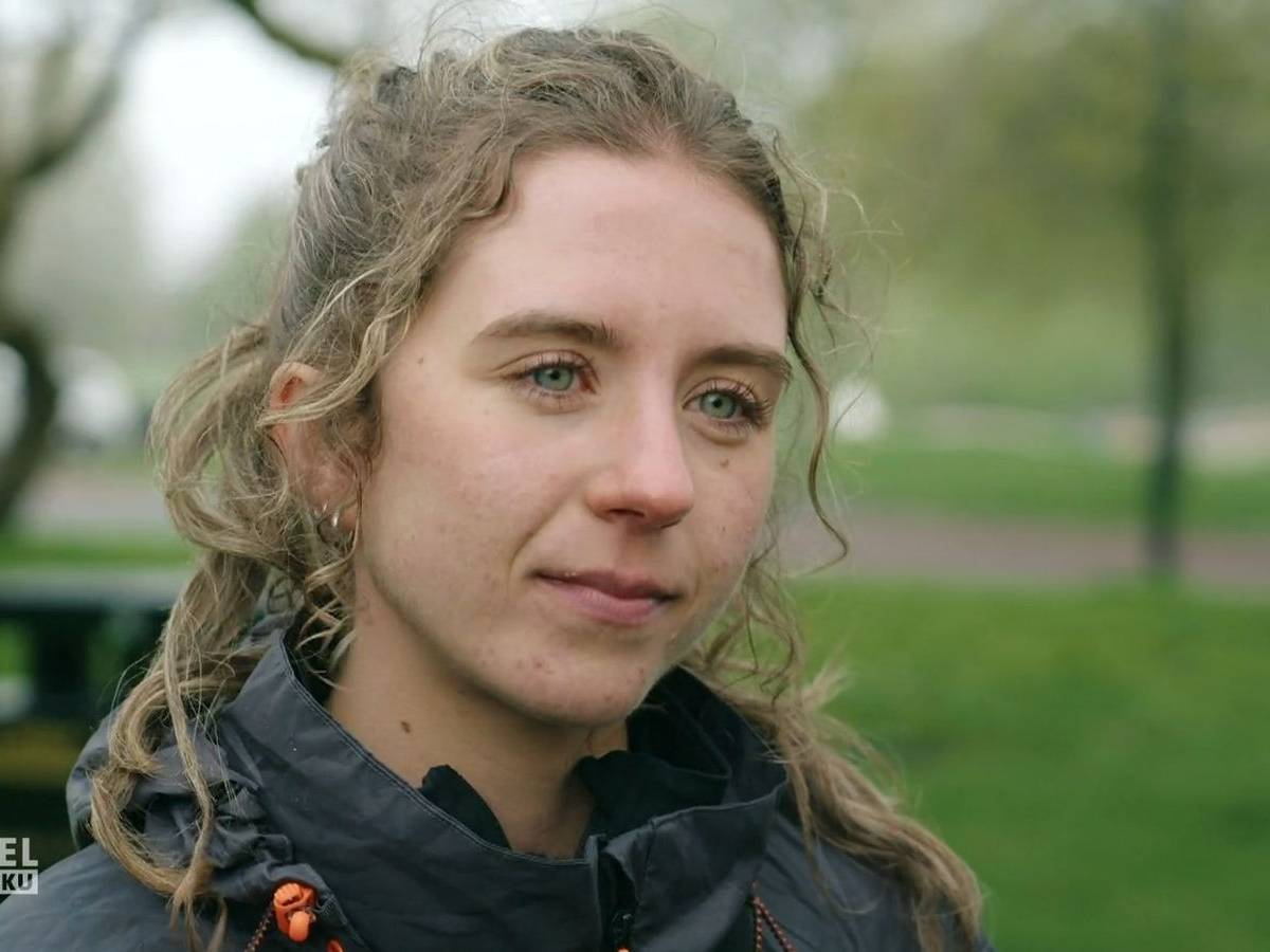 Ceira Casey-Seargent hat sich einem Protestmarsch angeschlossen, dessen Teilnehmerinnen und Teilnehmer zu Fuß von London bis vor das EU-Parlament in Brüssel ziehen. Ihre Botschaft: „Rejoin! - Wiedereintritt!“ (Bild: NDR)
