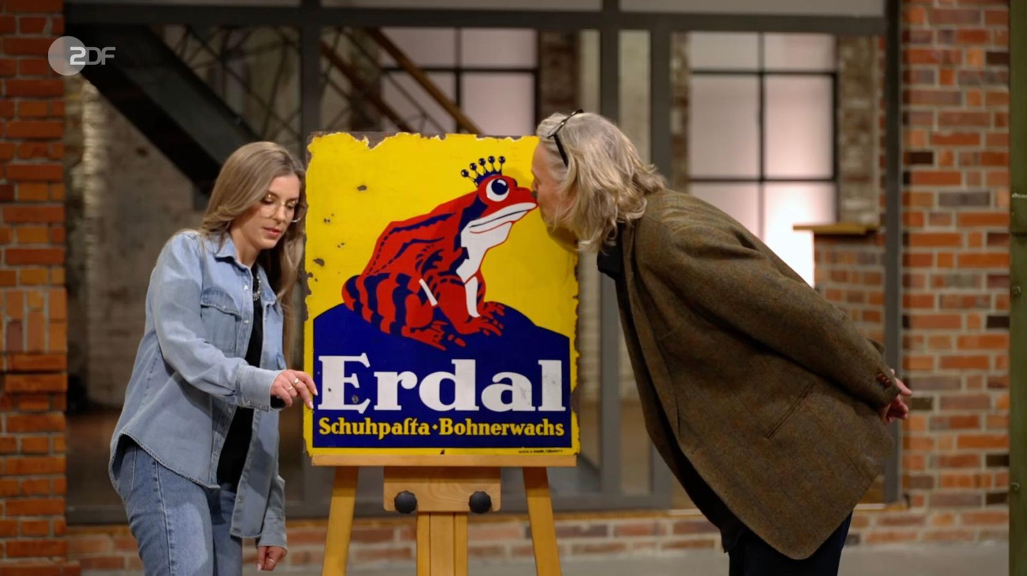 Auch im Händlerraum stieß das historische Schild auf großes Interesse. (Bild: ZDF)