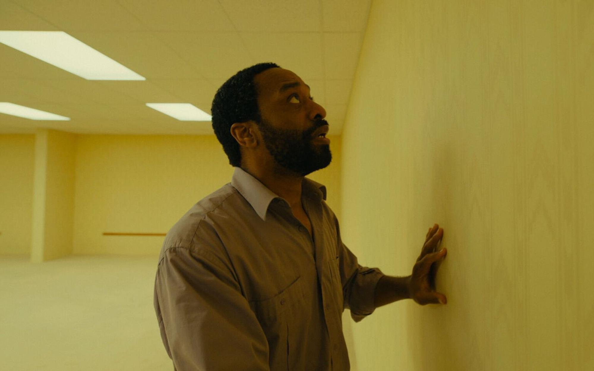Wie ist er hier rein gekommen? Und wie kommt er wieder raus? Clark (Chiwetel Ejiofor) verliert sich in der Spielfilm-Adaption einer Internet-Legende in den „Backrooms“. (Bild: A24/Constantin Film)
